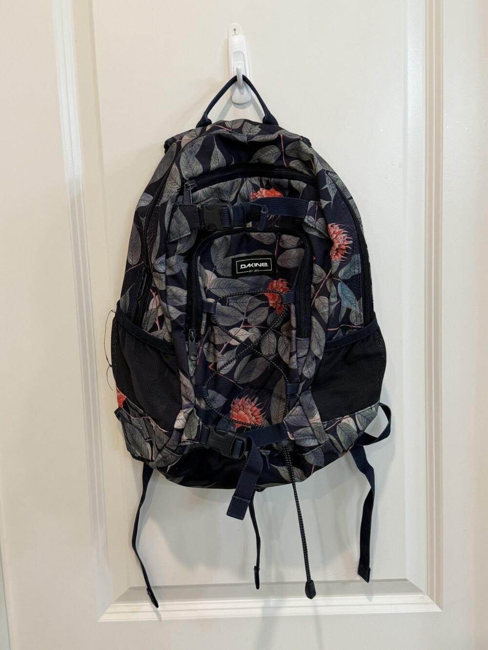Dakine Floral Leaf Print Backpack Navy Coral Flowers Bungee Cord Mesh Pockets